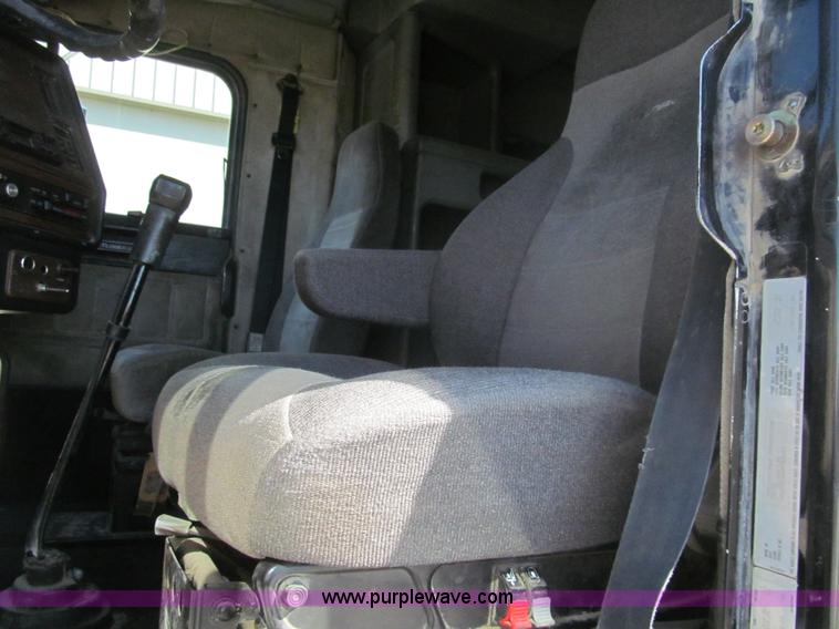 image for item I7210 1995 Freightliner FLD semi truck