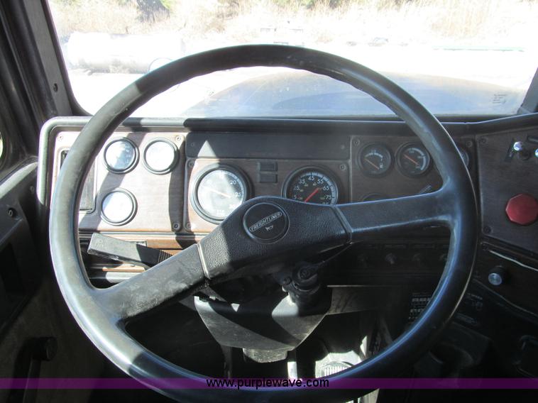 image for item I7210 1995 Freightliner FLD semi truck