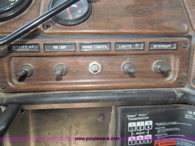 image for item I7210 1995 Freightliner FLD semi truck