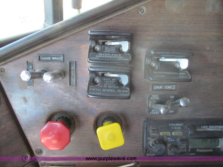 image for item I7210 1995 Freightliner FLD semi truck