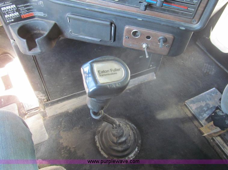 image for item I7210 1995 Freightliner FLD semi truck