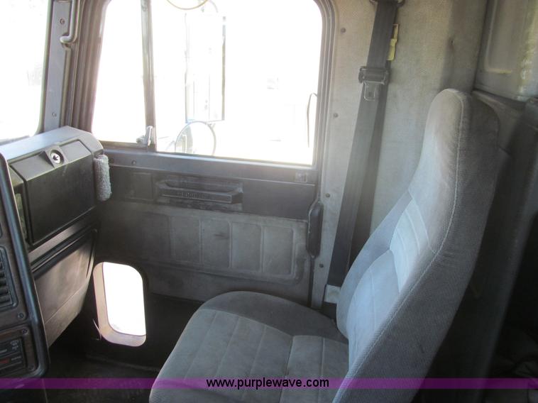 image for item I7210 1995 Freightliner FLD semi truck