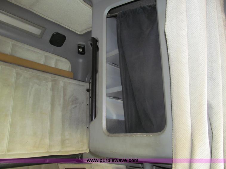 image for item I7210 1995 Freightliner FLD semi truck