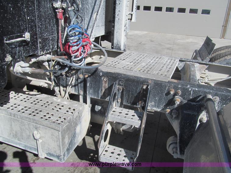 image for item I7210 1995 Freightliner FLD semi truck