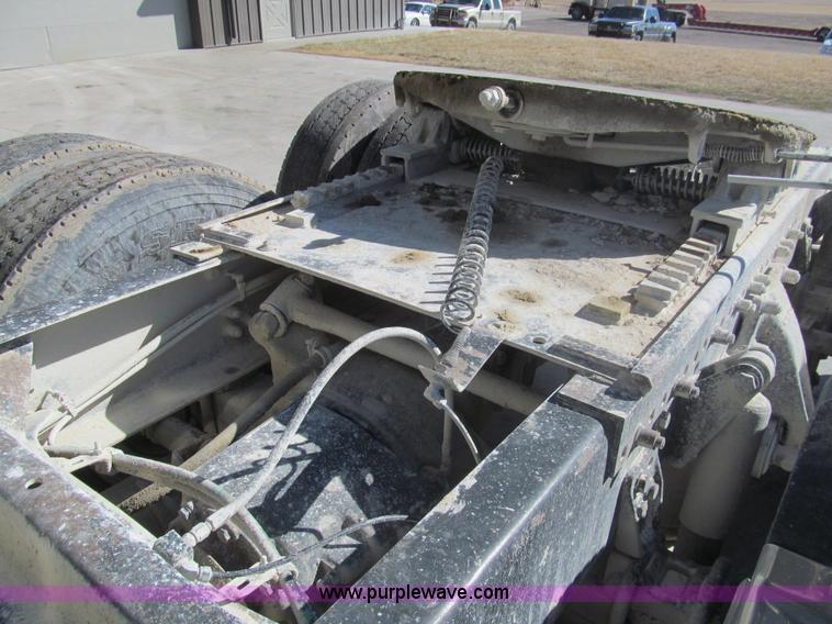 image for item I7210 1995 Freightliner FLD semi truck