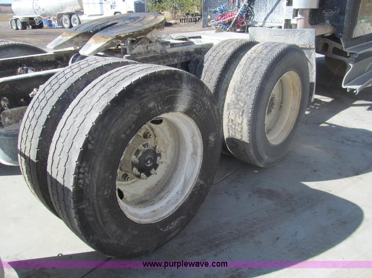 image for item I7210 1995 Freightliner FLD semi truck