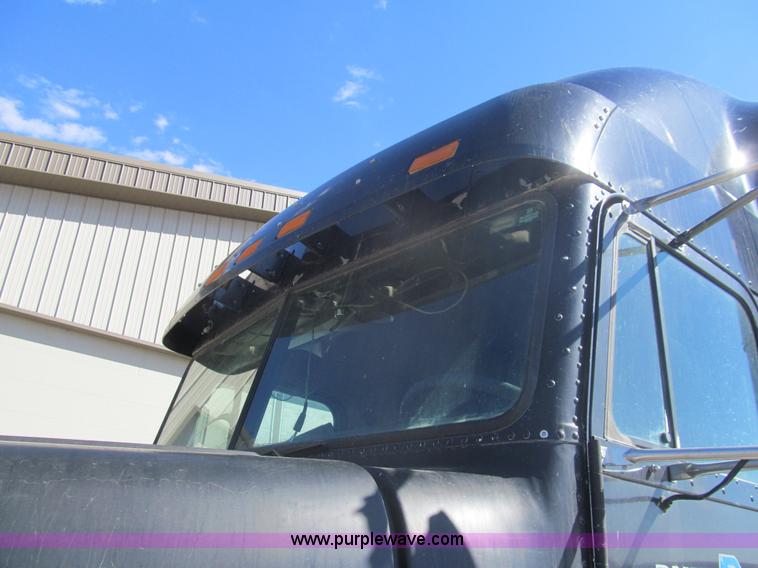 image for item I7210 1995 Freightliner FLD semi truck