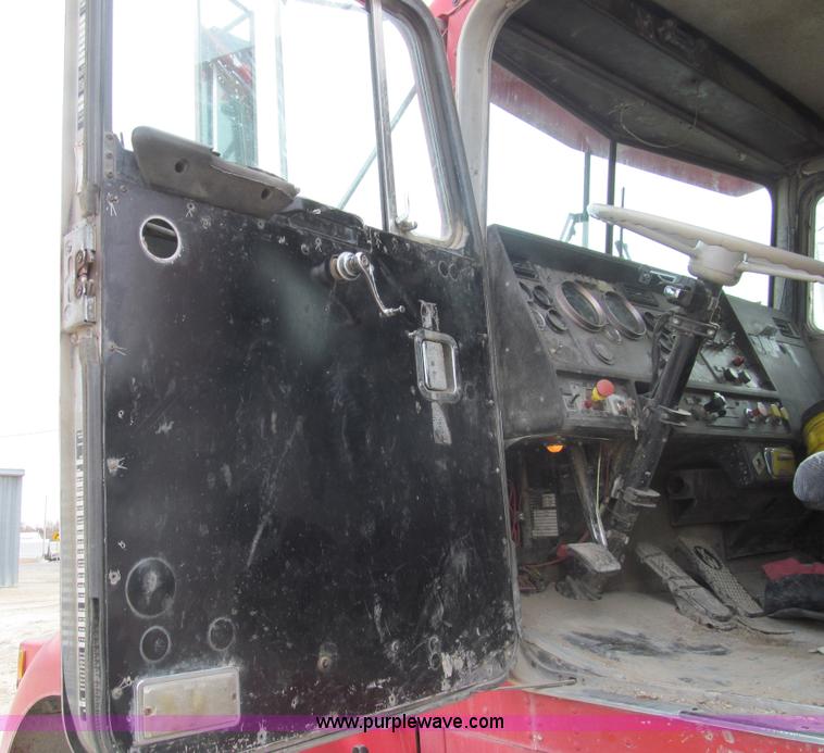 image for item I7236 1985 Kenworth W900 semi truck