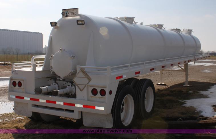 image for item I7487 Custom Built 130-BLL vacuum trailer