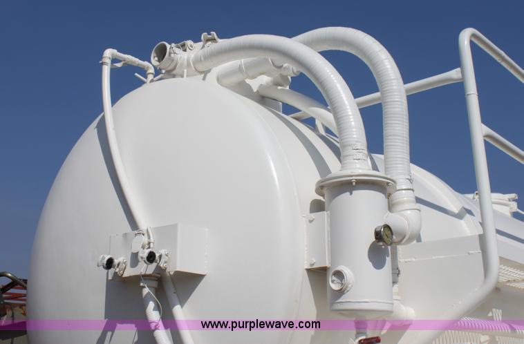 image for item I7487 Custom Built 130-BLL vacuum trailer