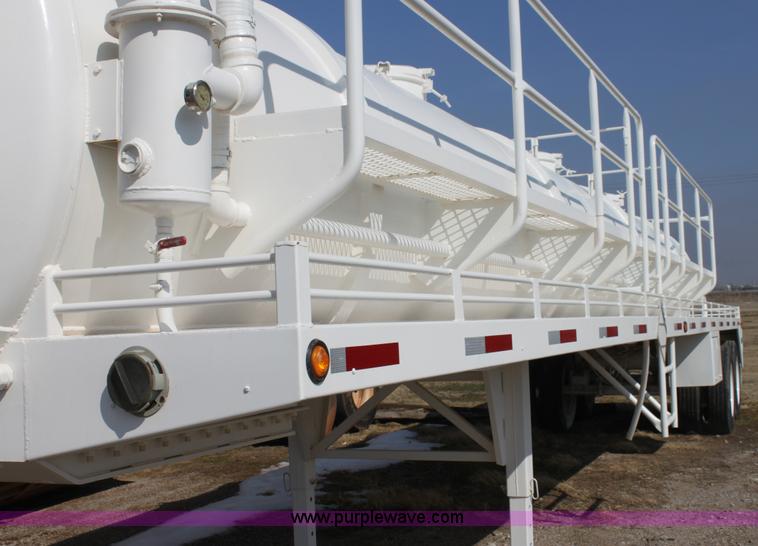 image for item I7487 Custom Built 130-BLL vacuum trailer