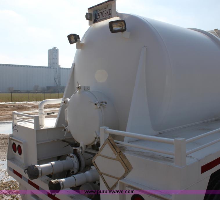 image for item I7487 Custom Built 130-BLL vacuum trailer