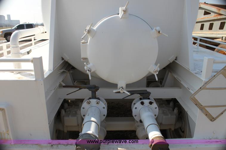 image for item I7487 Custom Built 130-BLL vacuum trailer