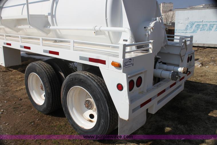 image for item I7487 Custom Built 130-BLL vacuum trailer