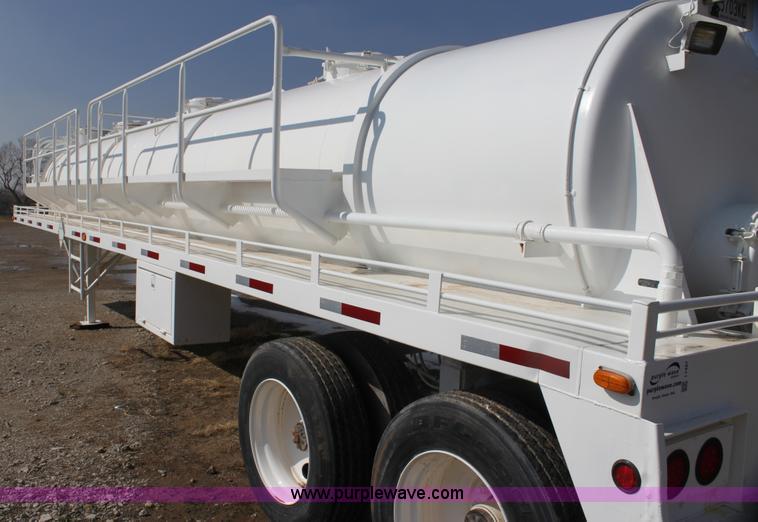image for item I7487 Custom Built 130-BLL vacuum trailer