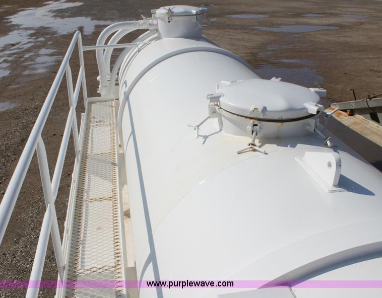 image for item I7487 Custom Built 130-BLL vacuum trailer