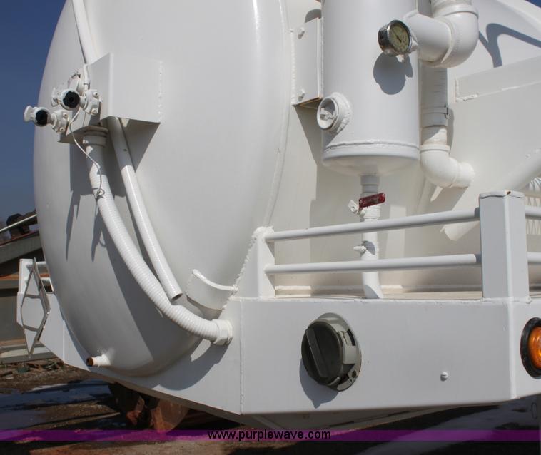 image for item I7487 Custom Built 130-BLL vacuum trailer