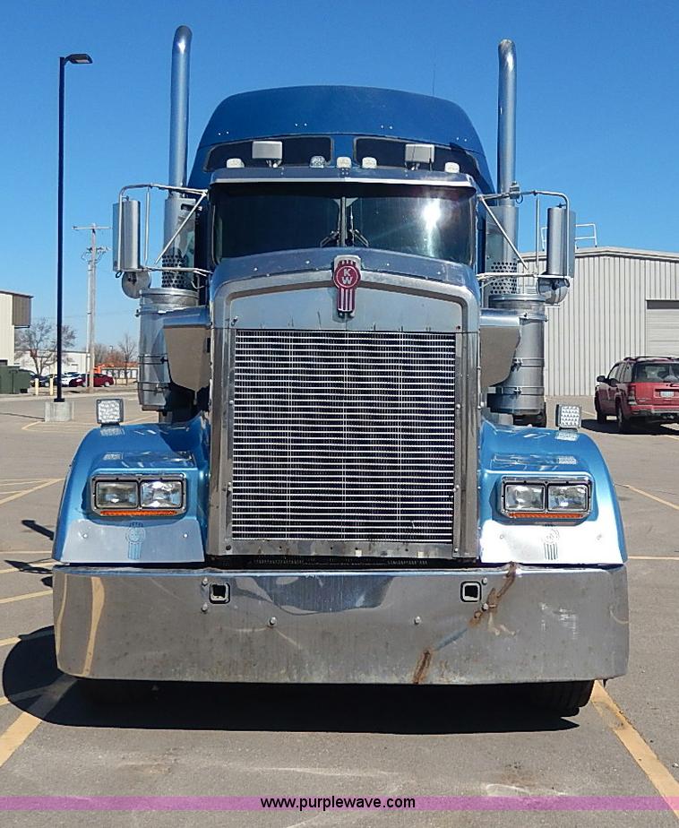 image for item I9298 2005 Kenworth W900L semi truck