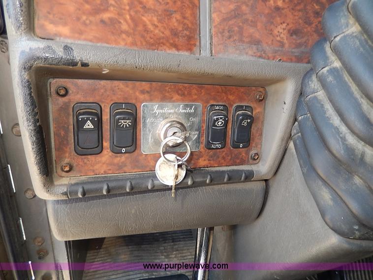 image for item I9298 2005 Kenworth W900L semi truck