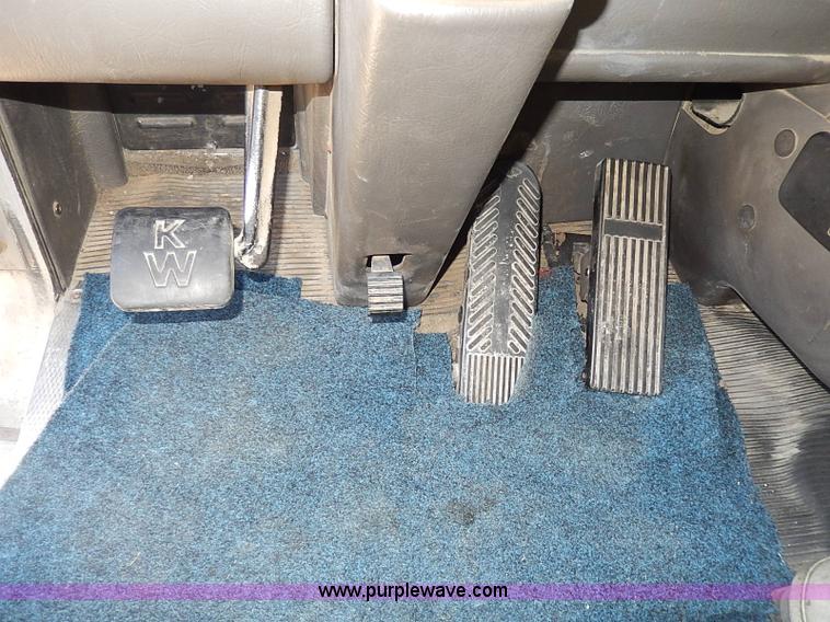 image for item I9298 2005 Kenworth W900L semi truck