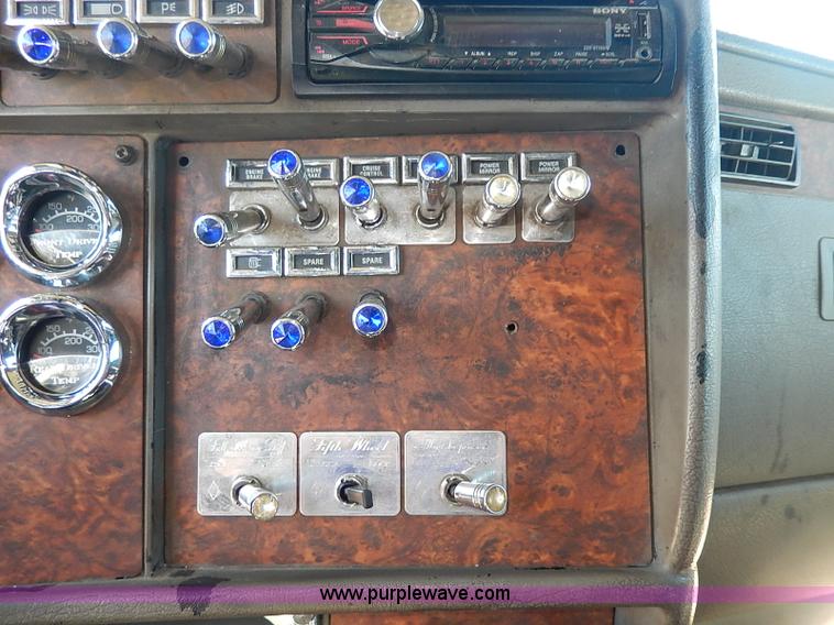 image for item I9298 2005 Kenworth W900L semi truck