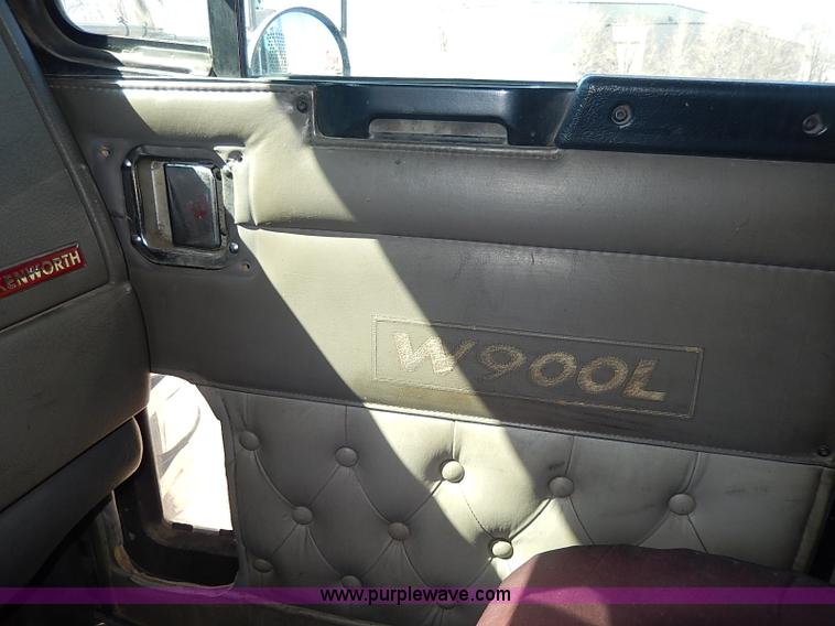 image for item I9298 2005 Kenworth W900L semi truck
