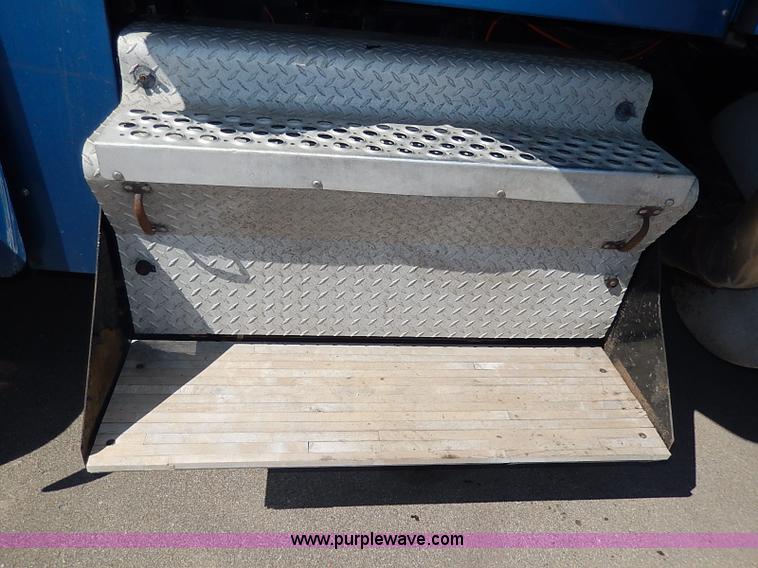 image for item I9298 2005 Kenworth W900L semi truck