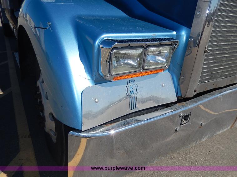 image for item I9298 2005 Kenworth W900L semi truck