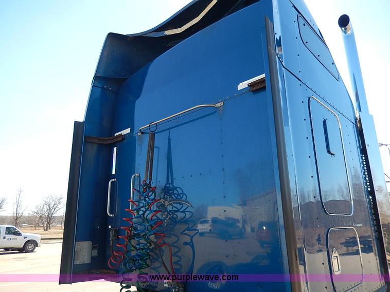 image for item I9298 2005 Kenworth W900L semi truck