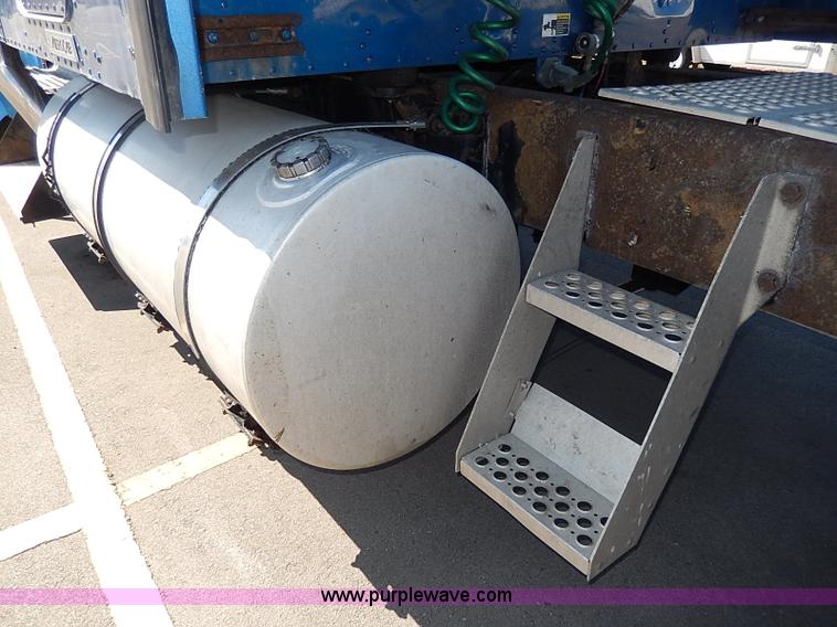 image for item I9298 2005 Kenworth W900L semi truck