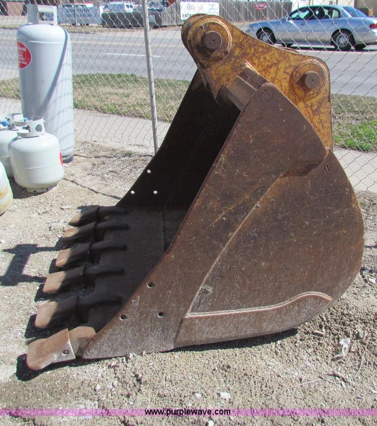 image for item AX9548 Caterpillar six tooth bucket