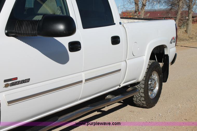 image for item C3731 2004 Chevrolet Silverado 2500HD Crew Cab pickup truck