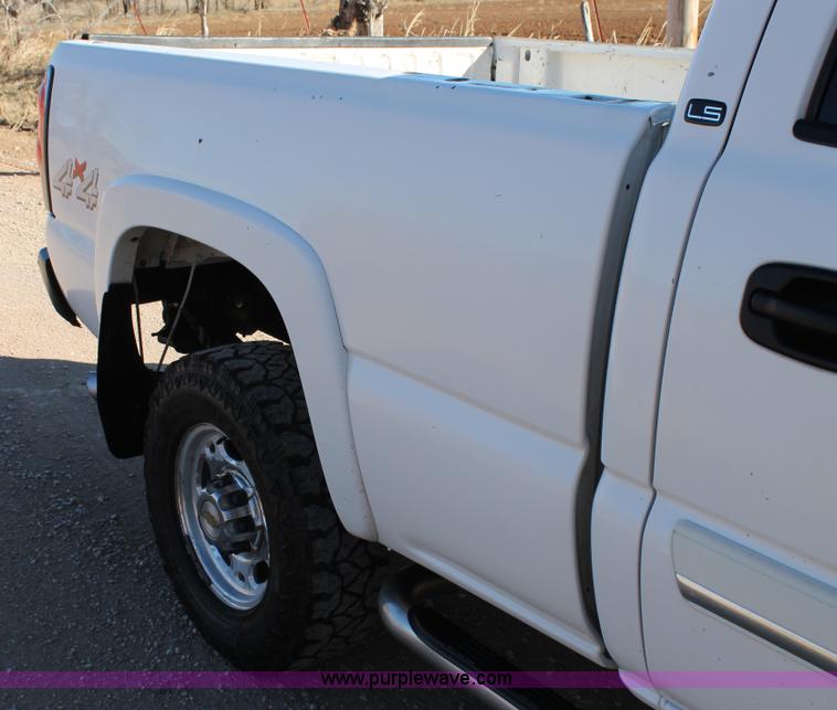 image for item C3731 2004 Chevrolet Silverado 2500HD Crew Cab pickup truck