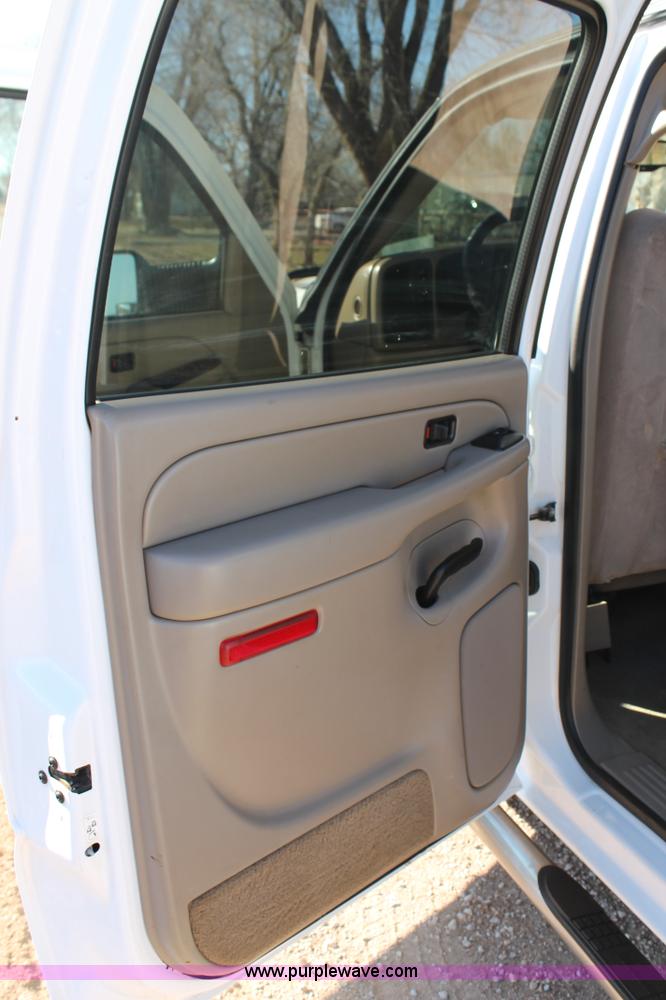 image for item C3731 2004 Chevrolet Silverado 2500HD Crew Cab pickup truck