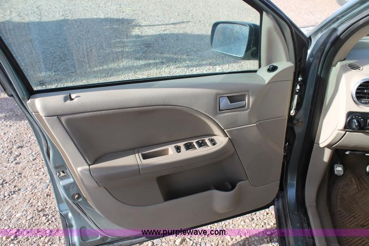 image for item C3780 2006 Ford Freestyle SE van