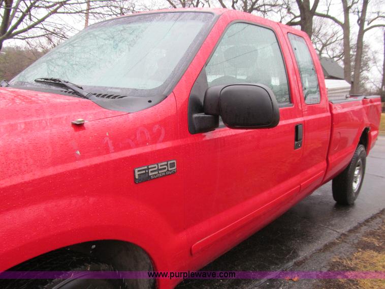 image for item E4684 2002 Ford F250 Super Duty XLT SuperCab pickup truck