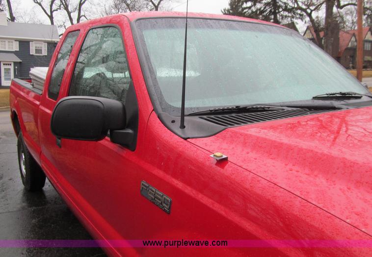 image for item E4684 2002 Ford F250 Super Duty XLT SuperCab pickup truck