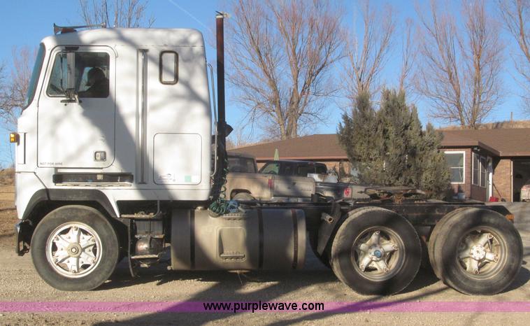 image for item F7310 1985 Mack MH613 semi truck