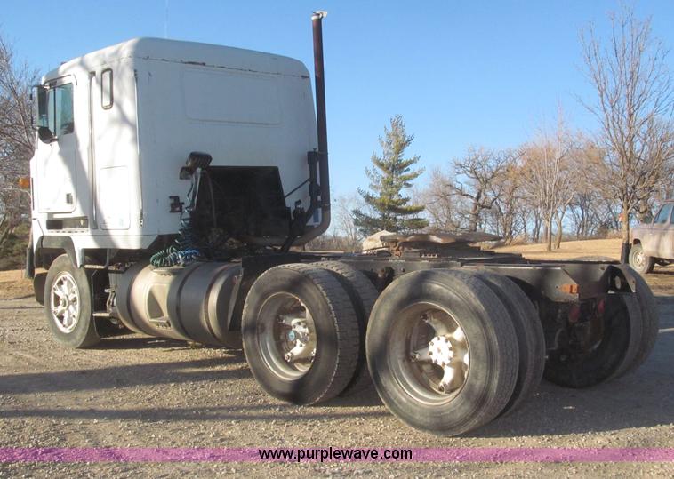 image for item F7310 1985 Mack MH613 semi truck