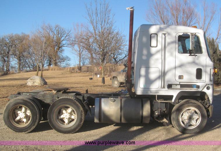 image for item F7310 1985 Mack MH613 semi truck