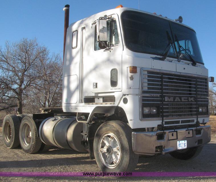 image for item F7310 1985 Mack MH613 semi truck