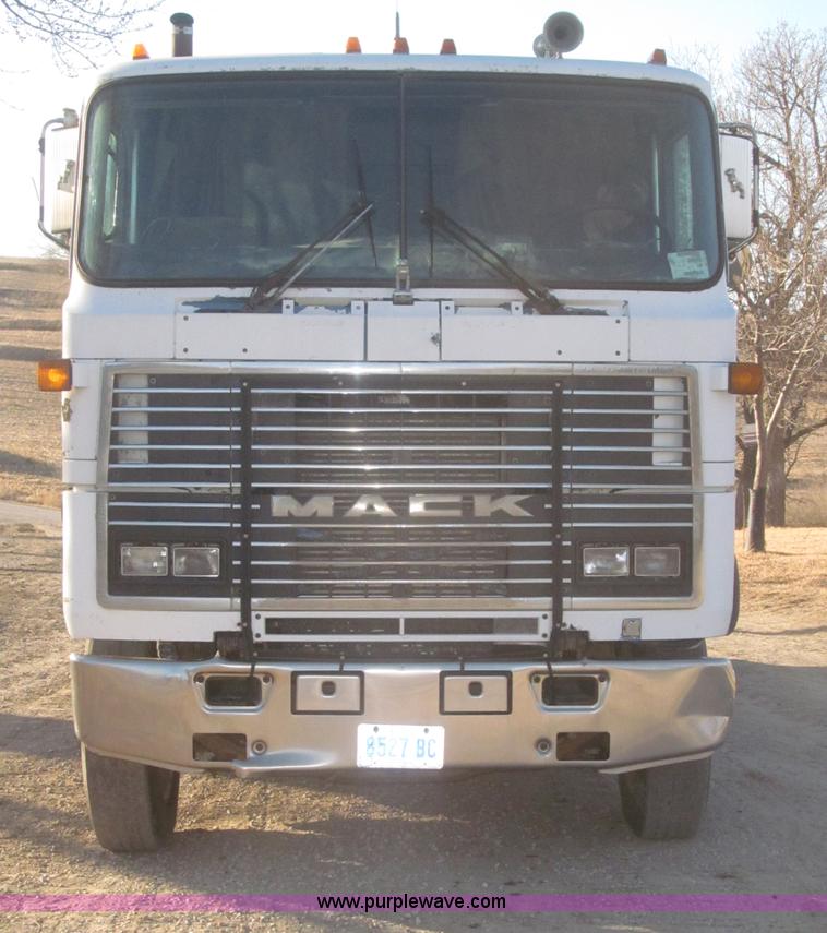 image for item F7310 1985 Mack MH613 semi truck