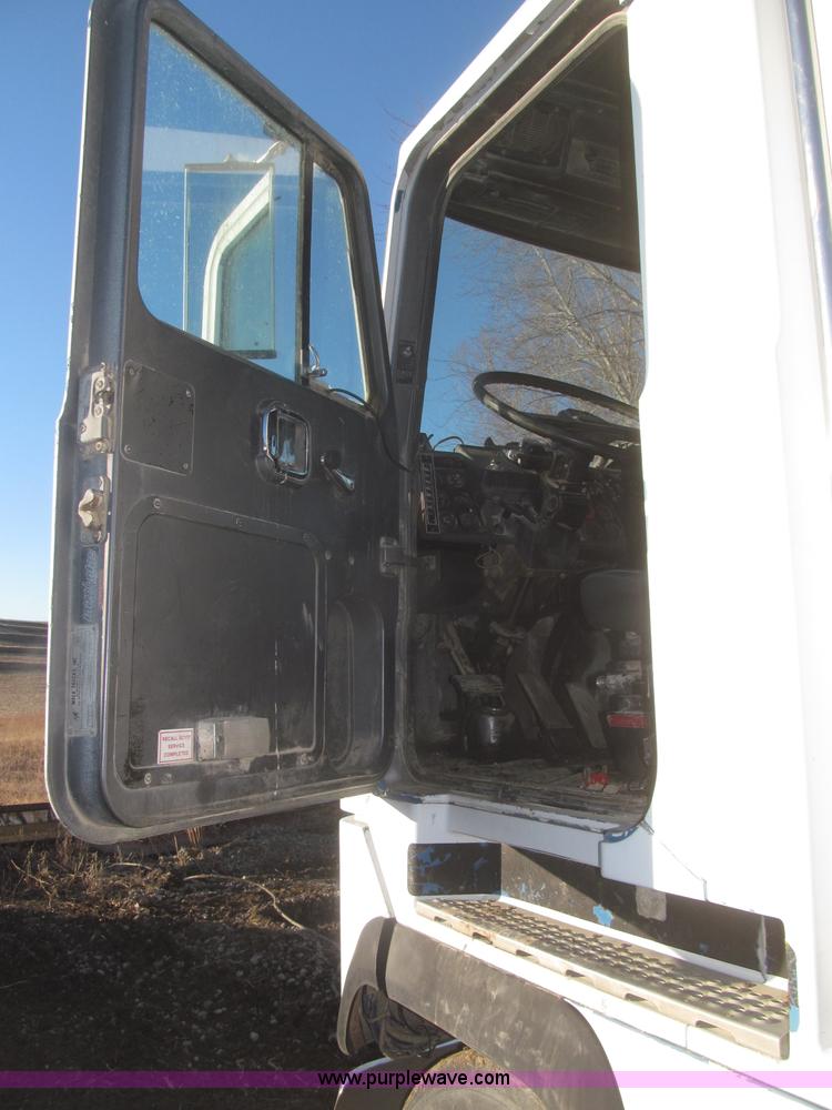 image for item F7310 1985 Mack MH613 semi truck