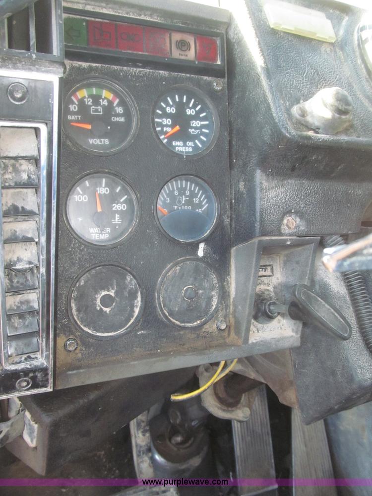 image for item F7310 1985 Mack MH613 semi truck