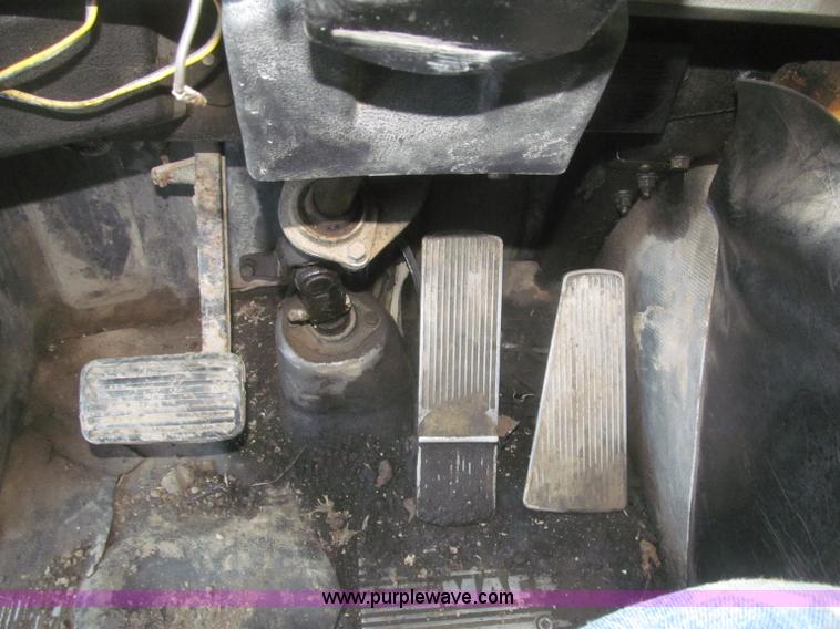 image for item F7310 1985 Mack MH613 semi truck