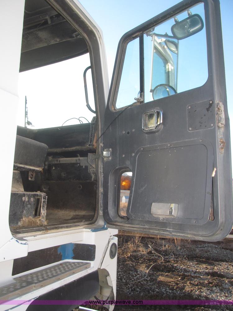 image for item F7310 1985 Mack MH613 semi truck