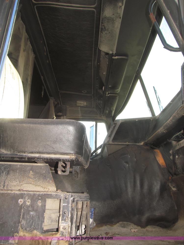 image for item F7310 1985 Mack MH613 semi truck