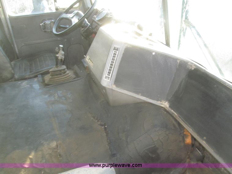 image for item F7310 1985 Mack MH613 semi truck