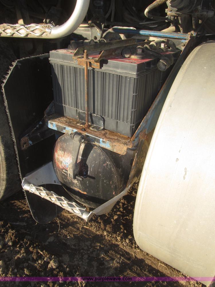 image for item F7310 1985 Mack MH613 semi truck