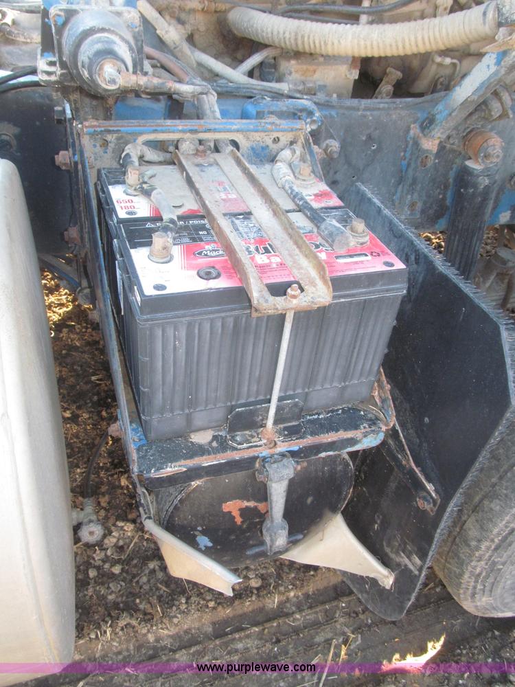 image for item F7310 1985 Mack MH613 semi truck